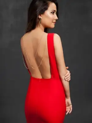 kırmızı-sırt-dekolteli-mezuniyet-elbise-modeli.webp