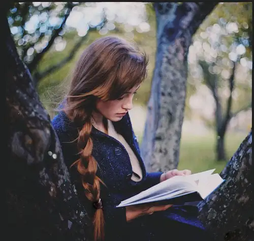 kitap-okuyan-guzel-kiz.webp