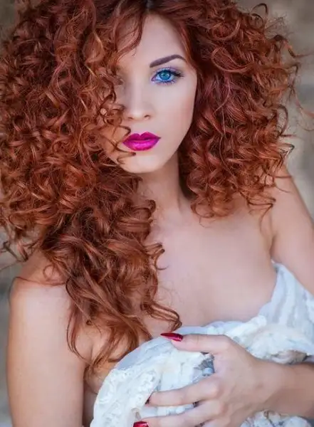 kivircik-sac-icin-gelin-saci-modelleri-kivircik-sac-modelleri-curly-hair-9.webp