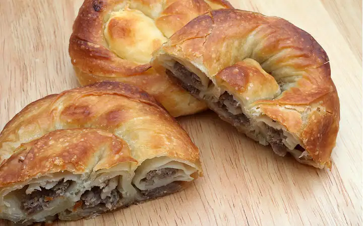 kiymali-borek-tarifi-720x450.webp