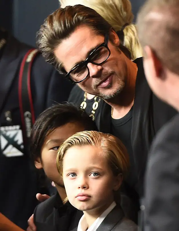 kizini-kendi-eliyle-erkek-yapiyor-angelina-jolie-shiloh-1470274.webp
