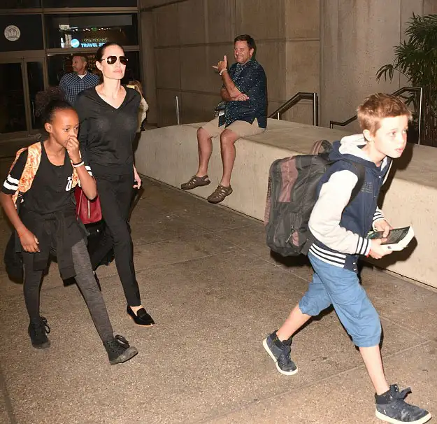 kizini-kendi-eliyle-erkek-yapiyor-angelina-jolie-shiloh-1523004.webp