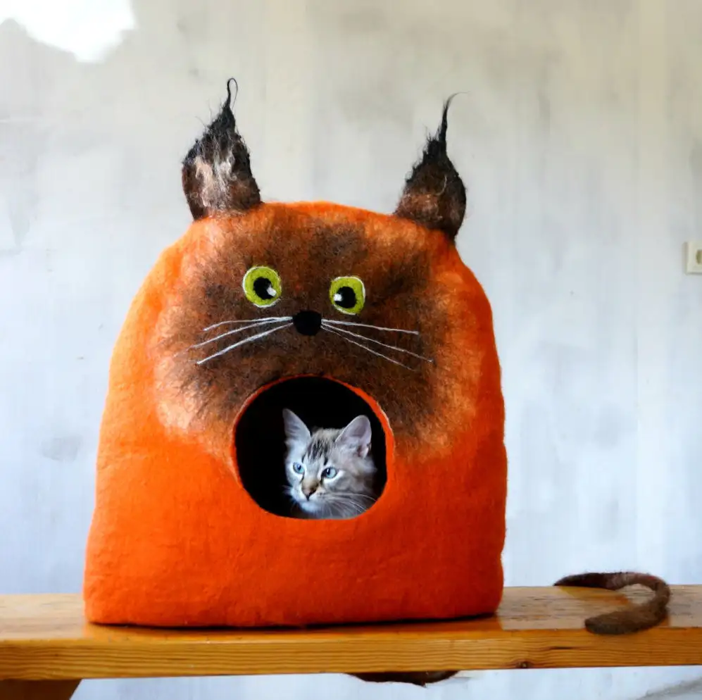 необычные домики для кошек. веселый кот дом. кошка прыгает. забавные домики. домик для кота.