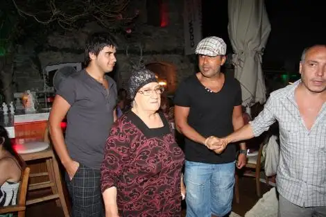 komsulari-emrah-in-ailesine-bicaklar-ve-7554258_9199_m.webp