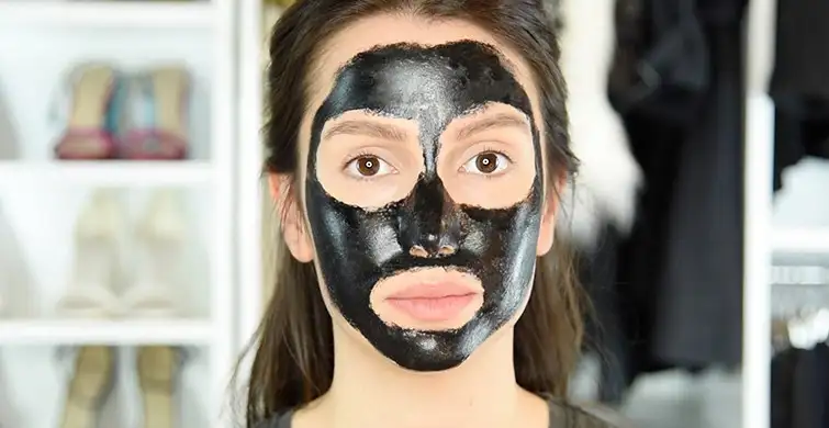 komur_maskesi_siyah_maske_karbon_peeling_ev_yapimi_tarifi.webp