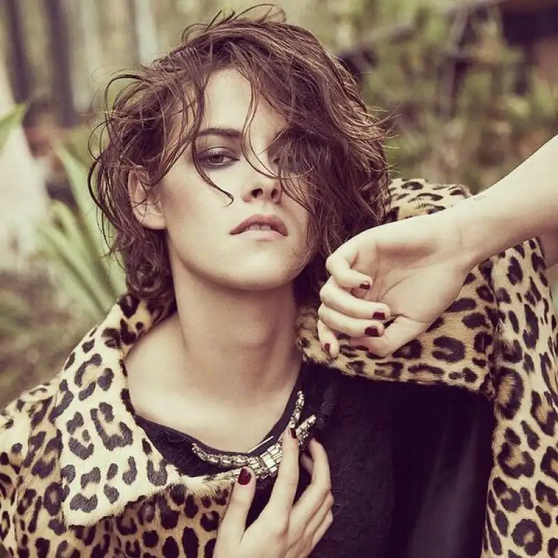 kristen-stewart-poses-for-elle-uk-magazine-september-2015_2.webp