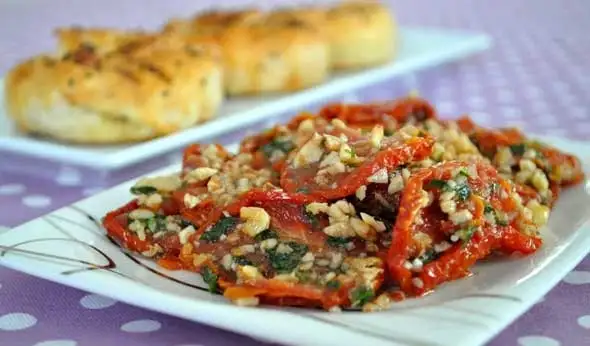 kuru-domates-salatasi-tarifi.webp