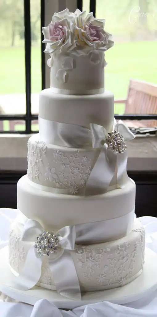 Lace-Wedding-Cakes-12.webp