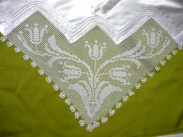 lale-motifli-dantel-bohça-köşesi.webp
