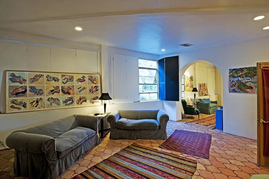 large-windows-provide-lots-natural-light.webp