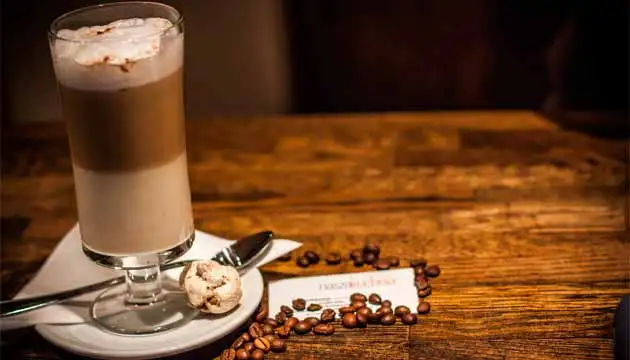 latte-macchiato-nasil-yapilir-tarifi-kafekadinca.com_.webp