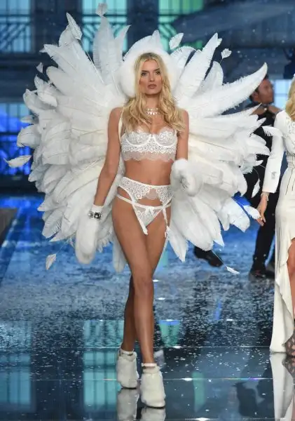 Lily_Donaldson_Victoria_Secret_Fashion_Show_2w_Vu.webp