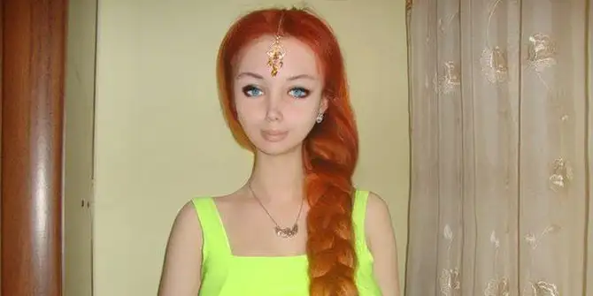 lolita-richi-wanita-cantik-yang-dianggap-boneka-hidup.webp