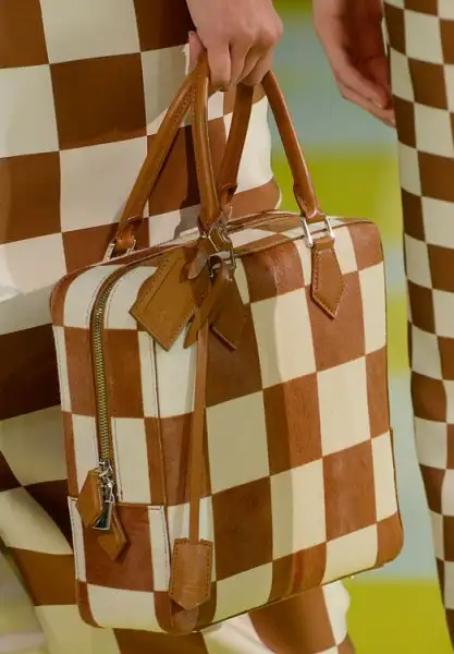 Louis-Vuitton-2013-koleksiyonu-çanta-modeli.webp