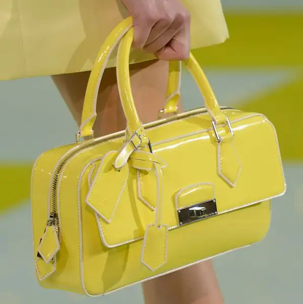 Louis-Vuitton-2013-koleksiyonu-sarı-çanta-modeli.webp