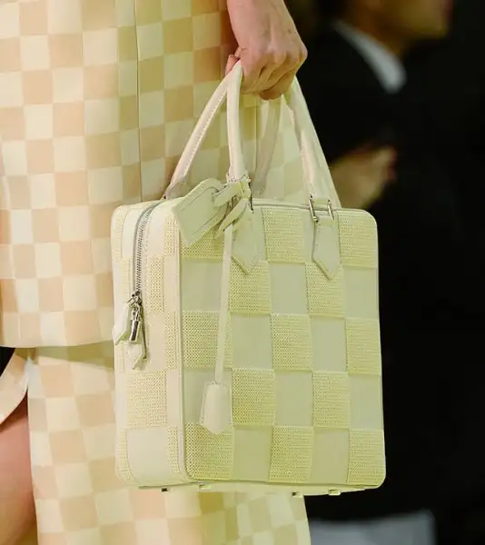 Louis-Vuitton-açık-renk-çanta-modeli.webp