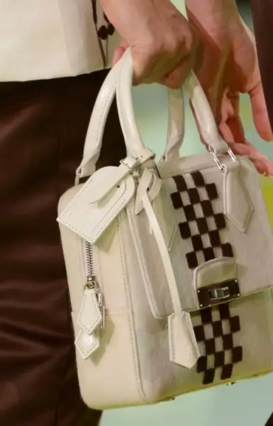 Louis-Vuitton-beyaz-kahve-çanta-modeli.webp