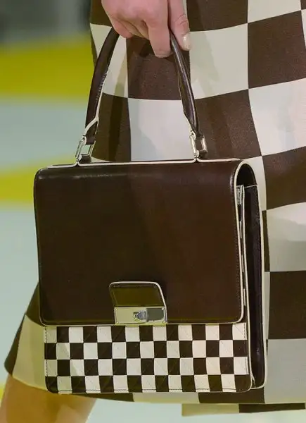 Louis-Vuitton-kahve-kareli-çanta-modeli.webp