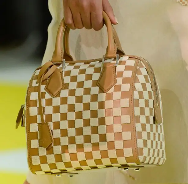Louis-Vuitton-koleksiyonu-çanta-modeli.webp