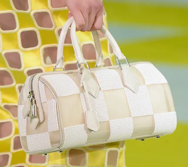 Louis-Vuitton-krem-çanta-modeli.webp