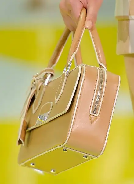 Louis-Vuitton-krem-çanta-modeli1.webp