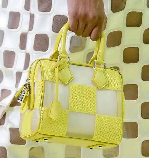 Louis-Vuitton-sarı-çanta-modeli.webp