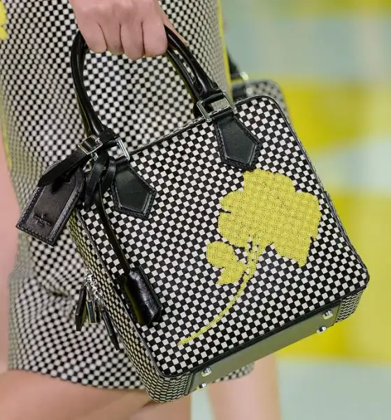 Louis-Vuitton-siyah-beyaz-çanta-modeli.webp