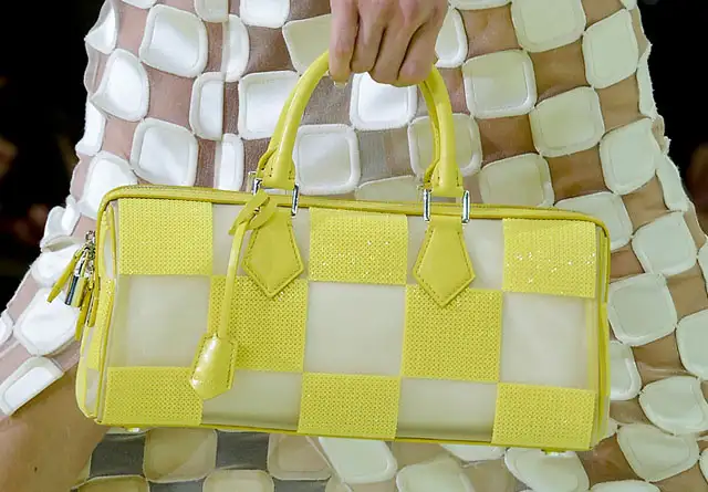 Louis-Vuitton-uzun-sarı-çanta-modeli.webp