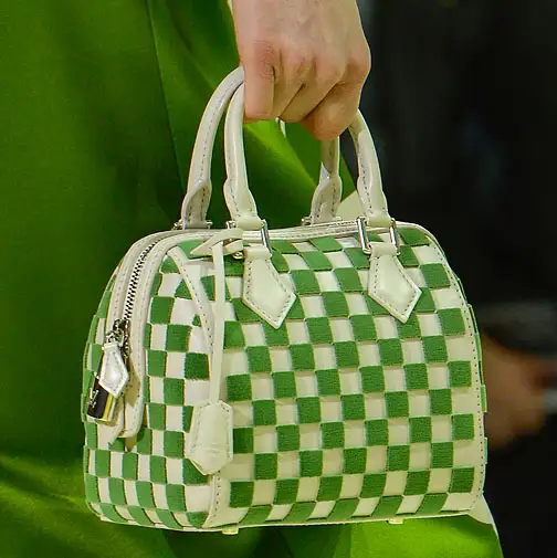 Louis-Vuitton-yeşil-beyaz-çanta-modeli.webp