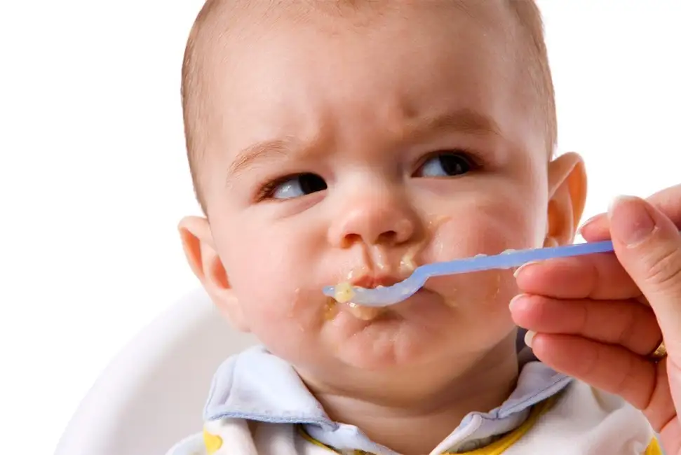 mama-yiyen-sinirli-bebek.webp
