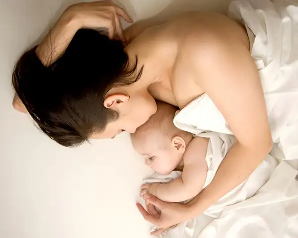 maman-dort-bebe.webp