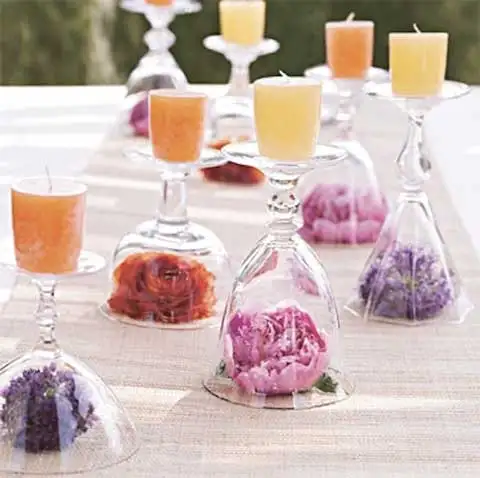 masa-süsleme-mumlar-kadehler-ve-çiçekler.webp