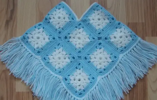 mavi-beyaz-renkli-örgü-bebek-kız-çocuk-panço-modeli-örnekleri-550x352.webp