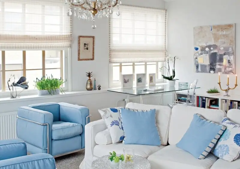 mavi-beyaz-salon-dekor.webp
