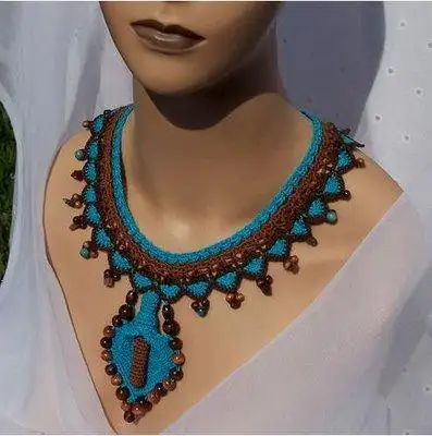 mavi-kahverengi-çom-şık-örgü-takı-modeli.webp