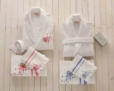 mavi-pembe-kareli-ozdilek-bornoz-takimi-modeli-moda-kadinca.webp