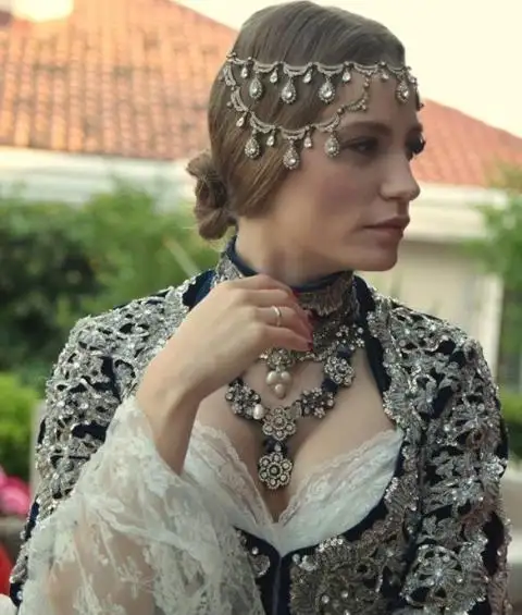 Medcezir-75.-bölüm-kına-kıyafetleri-Miranın-kınalığı-ve-kna-tacı3.webp