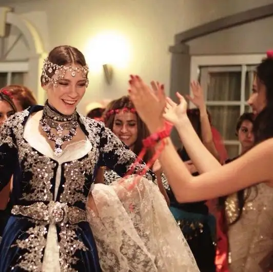 Medcezir-75.-bölüm-kıyafetleri-Miranın-kaftanıkolyesi-ve-saç-aksesuarı.webp