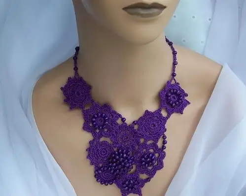 menekşe-moru-şık-örgü-kolye-örnekleri.webp