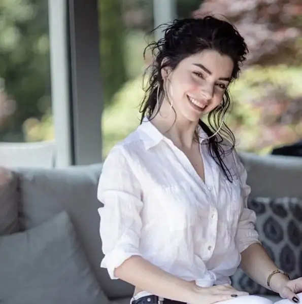 merve-boluğur-gazino-dizisi-1.webp