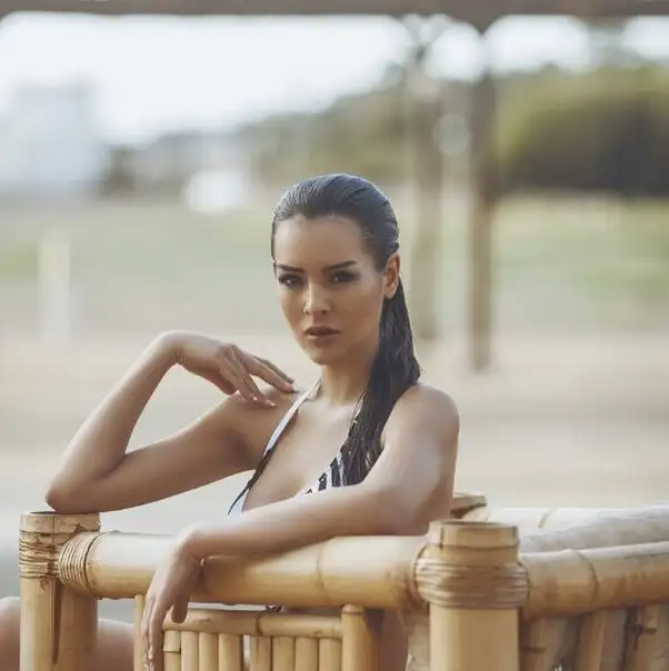 Mihriban-Akgül-bikini-katalog-çekimi.webp