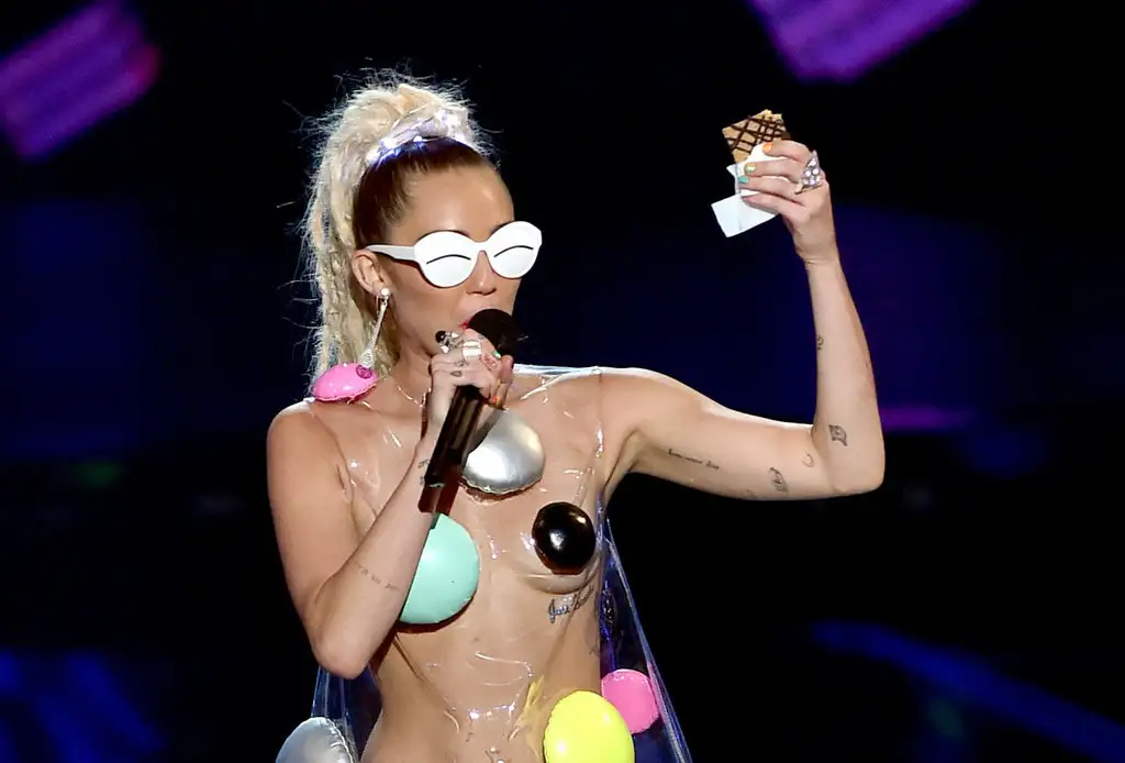 Miley-Cyrus-MTV-VMAs-2015-Pictures (8).webp