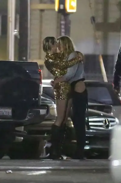 miley-cyrus-stella-maxwell-kissing-002.webp