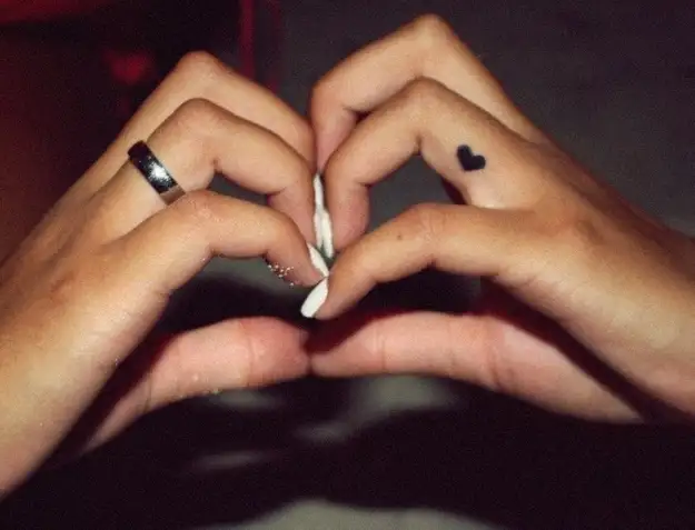 mini-tatouage-coeur-doigt.webp