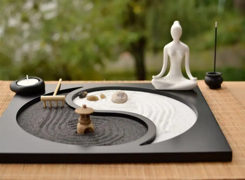 miniature-yin-yang-zen-garden.webp