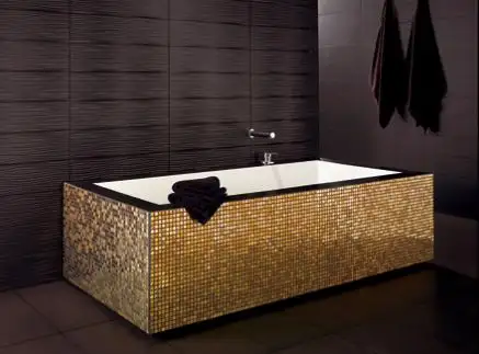 modern-altın-sarı-parlak-mozaik-ile-döşenmiş-dikdörtgen-şeklinde-banyo-küvet-modeli.webp