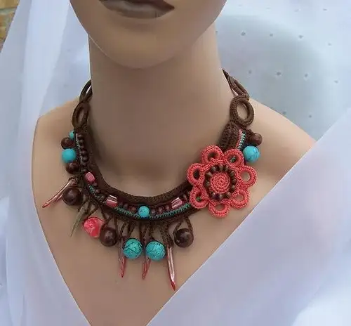 modern-ve-şık-bobin-ipi-ile-örülmüş-kolçye-örnekleri.webp
