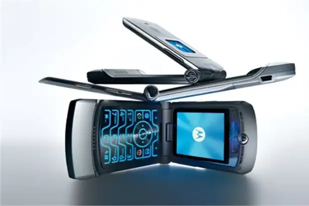 motorola-razr-v3-2004,8MbXqlOpWUihBxz7tNjODg.jpg
