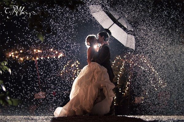 muhteşem-düğün-fotoğrafı-olarak-yağmur-ve-gece-temalı-sarılma-fotoğraf-pozu-modeli.jpg