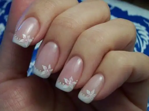 Nail-art-decorazione-unghie-sposa.webp